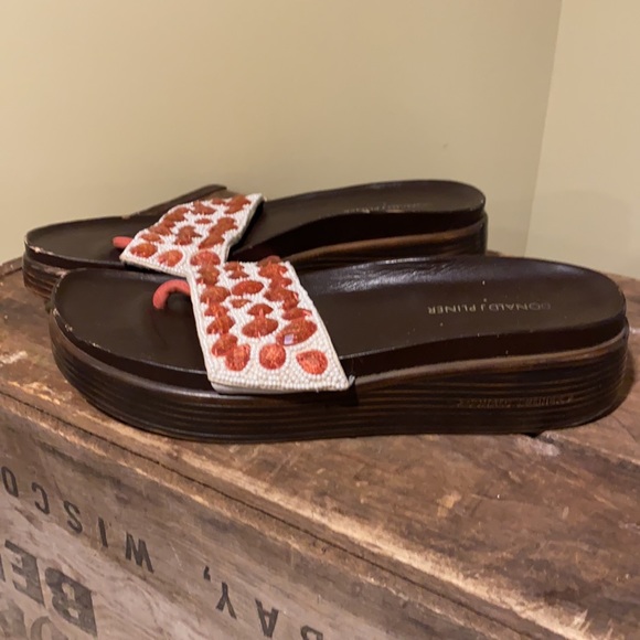 Donald J Pliner Size 9.5 M pink & white beaded brown slides, good used condition - Picture 5 of 10